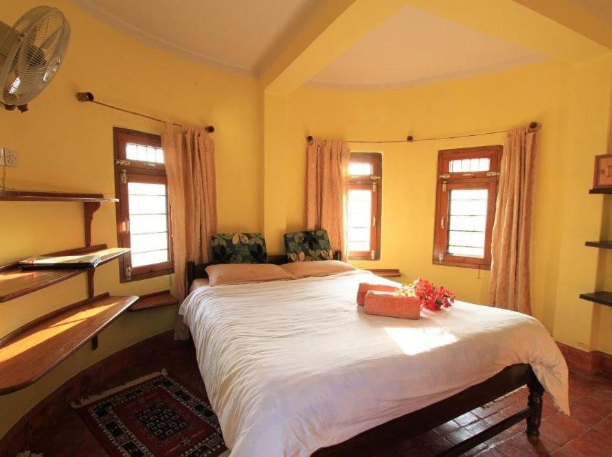 Castle Hotel โพคารา ภายนอก รูปภาพ